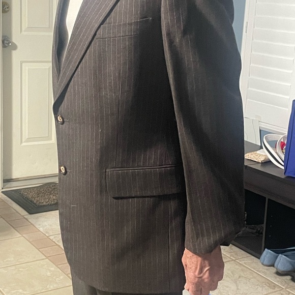 Brown with light gray pin stripes suit size 42R. FREE tie with coat - Picture 4 of 8
